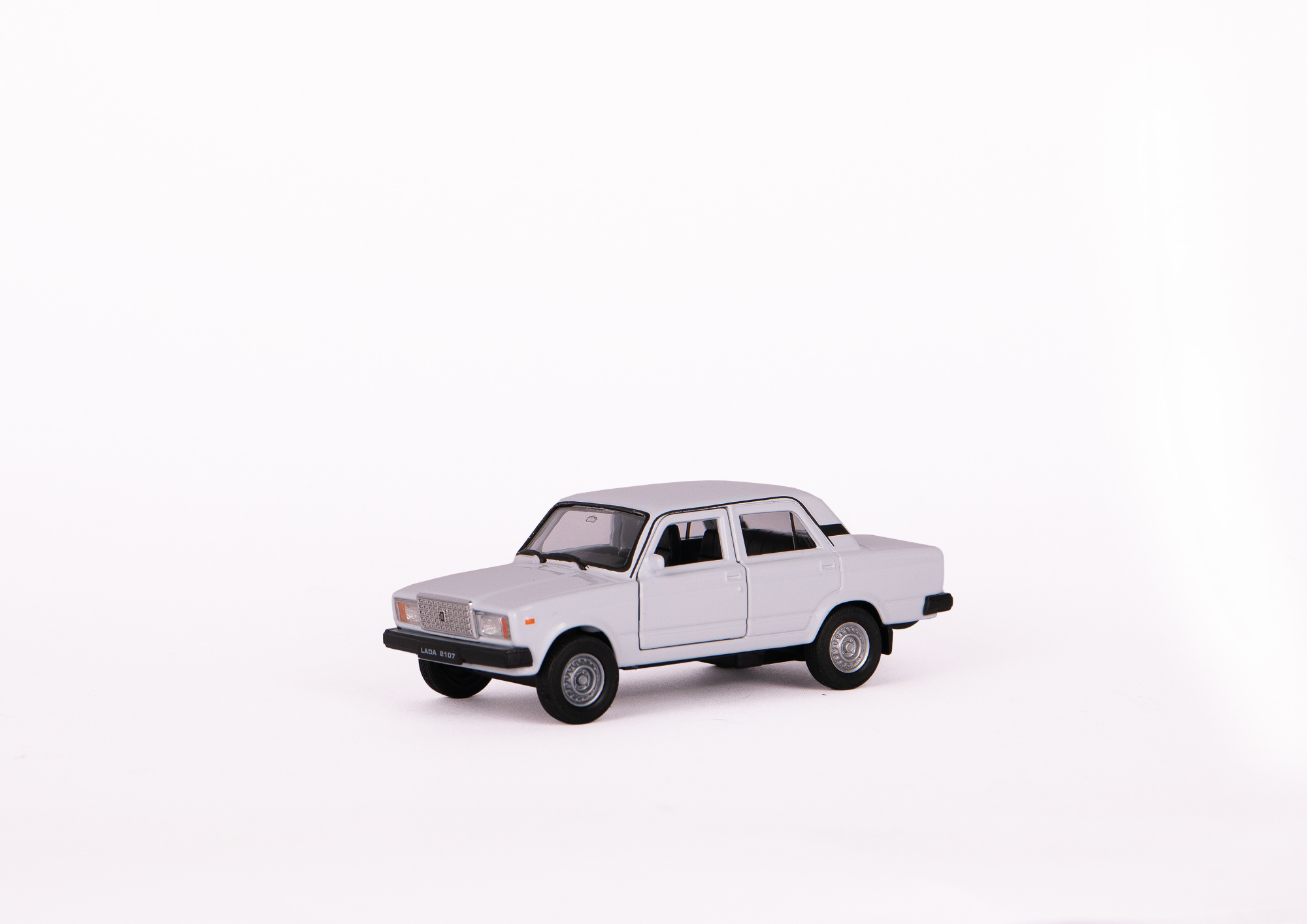 Машинка WELLY 1:38 ВАЗ-2107, пруж. мех., цвет в асс.