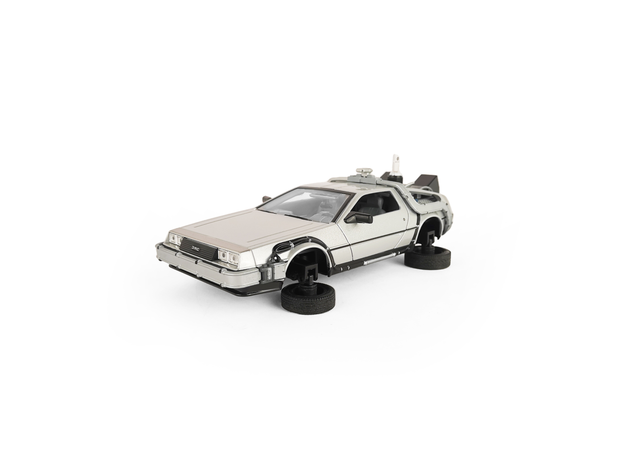 Машинка WELLY 1:24 DeLorean DMC-12 ("Назад в будущее"), серебристый
