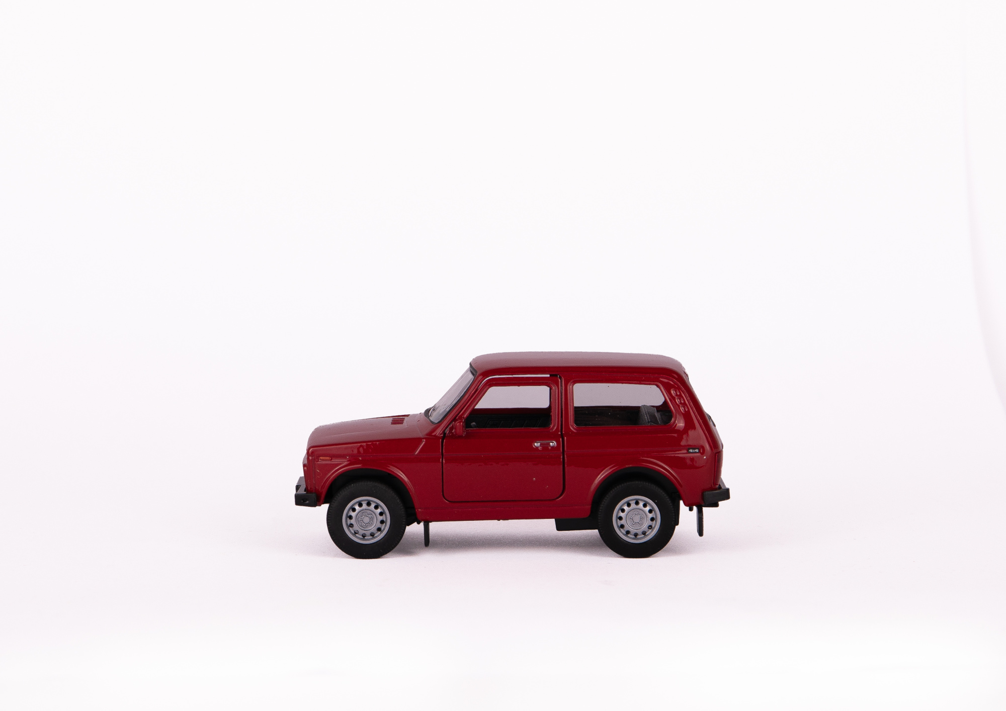 Машинка WELLY 1:38 LADA Niva, пруж. мех., цвет в асс.