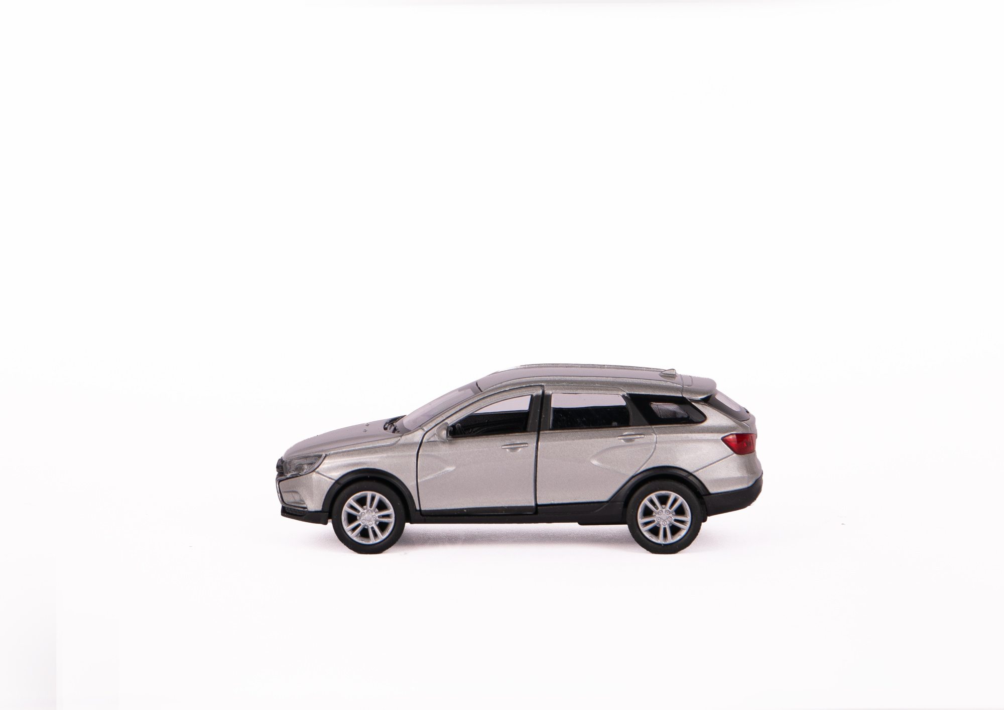 Машинка WELLY 1:38 LADA Vesta SW Cross, пруж. мех., цвет в асс.