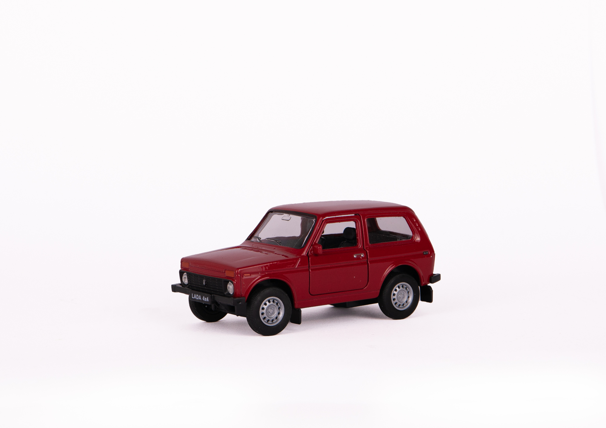 Машинка WELLY 1:38 LADA Niva, пруж. мех., цвет в асс.