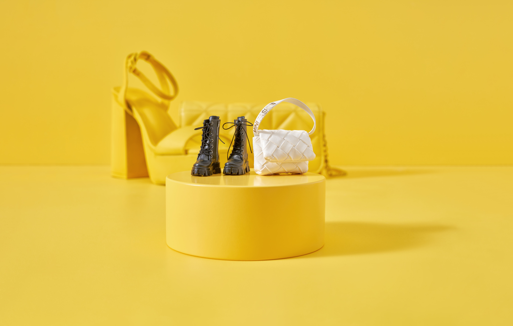 ZURU Mini Brands "Модные миниатюры" S3 с акс., игрушка-сюрприз, дисплей-бокс 13шт.