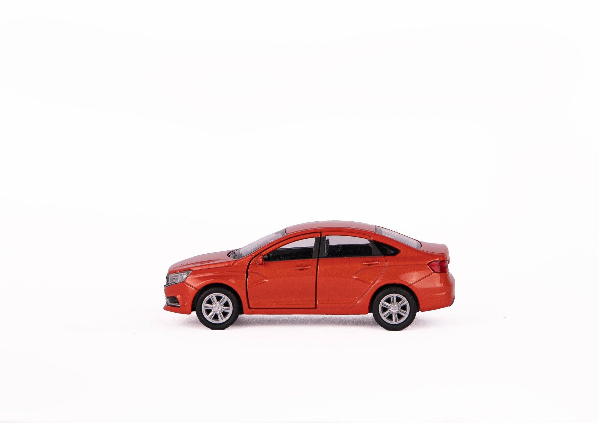 Машинка WELLY 1:38 LADA Vesta, пруж. мех., цвет в асс. Машинка WELLY 1:38 LADA Vesta, пруж. мех., цвет в асс.