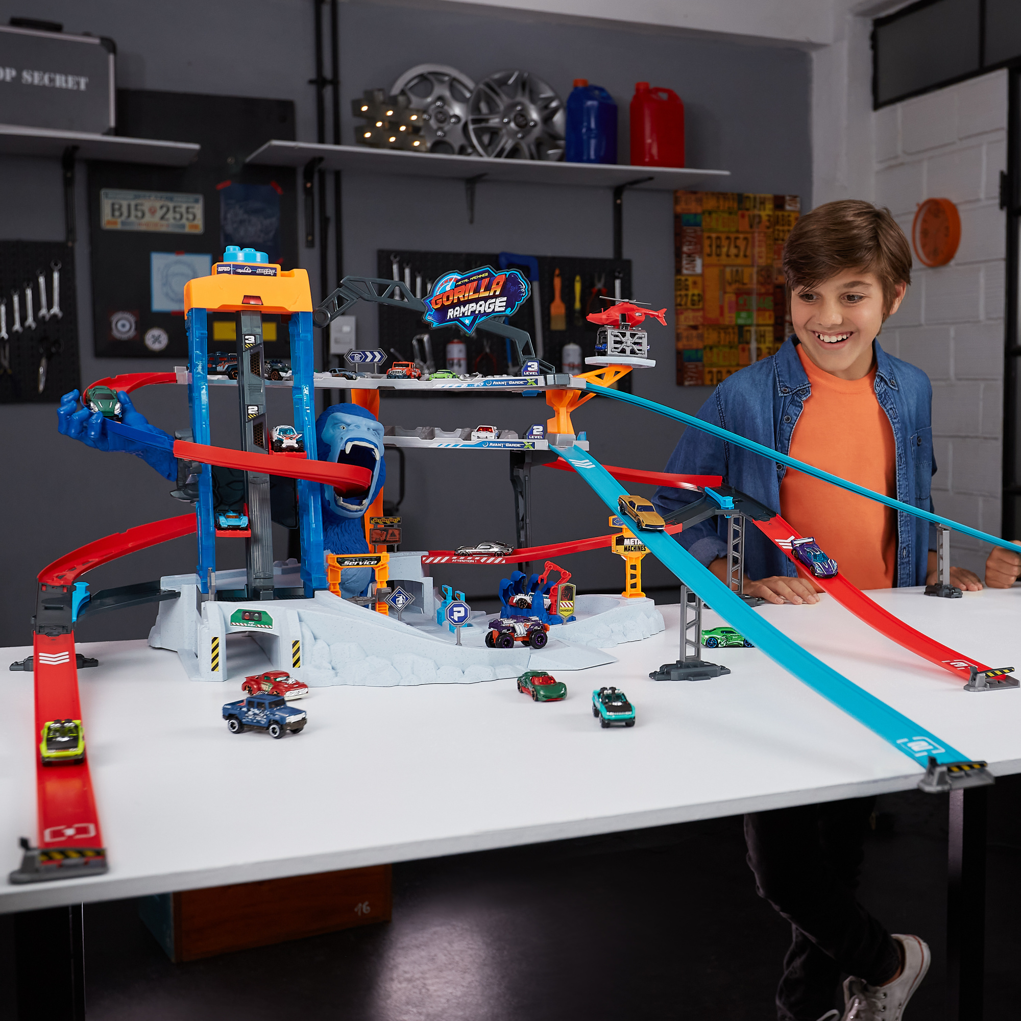 Набор ZURU Metal Machines, трек "Атака гориллы" с машинкой S1, средний